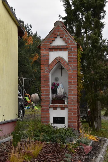 Chruściel- kapliczka przy głównej drodze, w centrum wsi