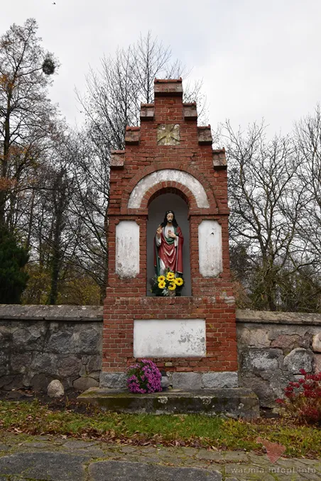 Długobór- kapliczka przy kościele- dawny pomnik ofiar I wojny światowej