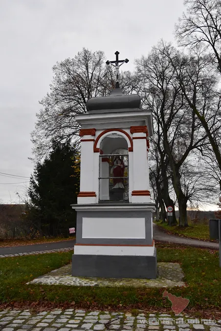 Tolkowiec- kapliczka na rozdrożu, w pobliżu kościoła, z ok. XVIII w.