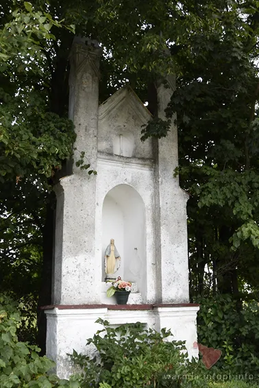 Stoczek- kapliczka w centrum Stoczka przy głównej drodze