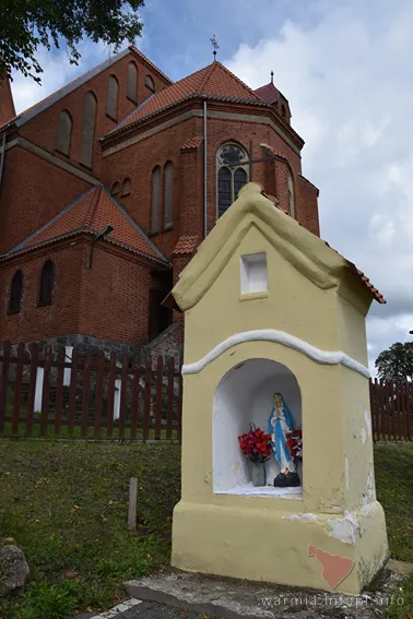 Kochanówka- kapliczka w centrum wsi, przed kościołem