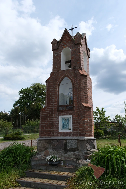 Gronity- kapliczka w centrum wsi