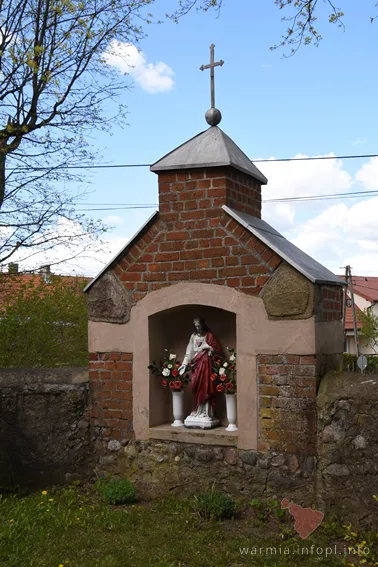 Sząbruk- kapliczka w murze otaczającym kościół