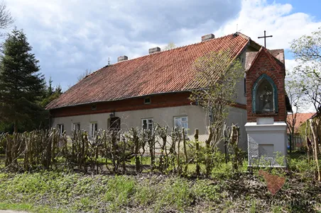 Sząbruk- kapliczka przy ul. Steffena, na ogrodzonej posesji