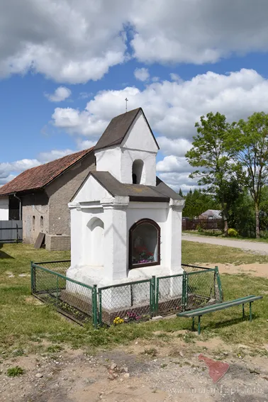 Stękiny- kapliczka we wschodniej części wsi