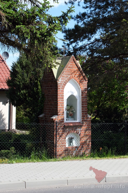 Warkały- kapliczka w centrum wsi, przy głównej drodze, na ogrodzonej posesji