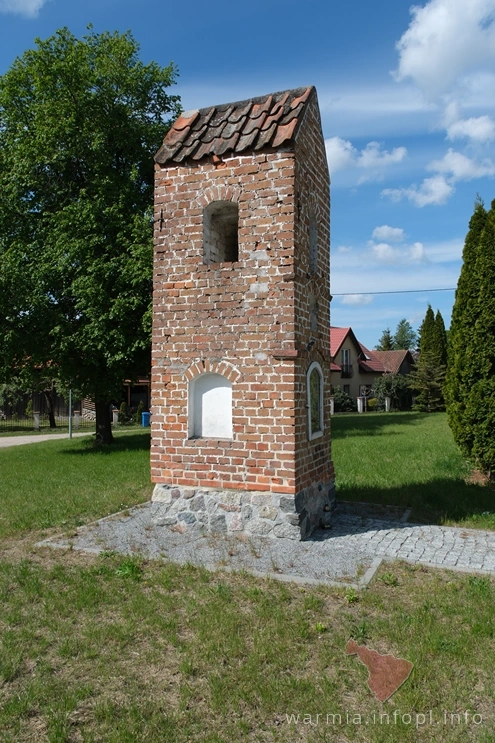 Warkały- kapliczka w centrum wsi, przy głównej drodze, koniec XIX w.