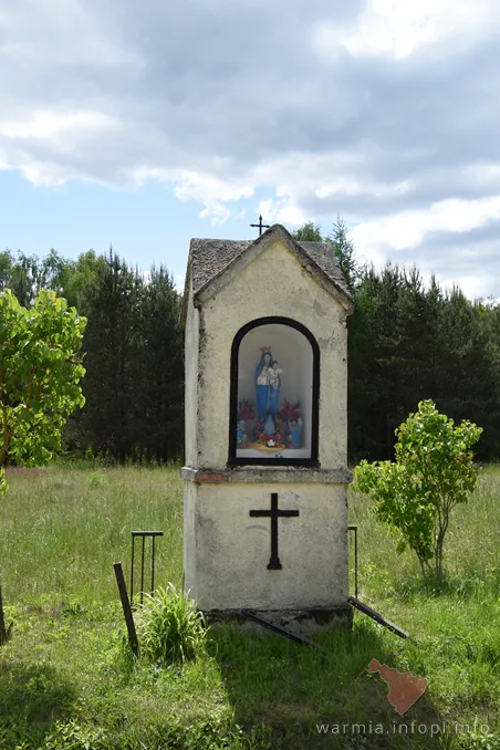 Wołowno- kapliczka w północnej części wsi, przy drodze do Bałąga