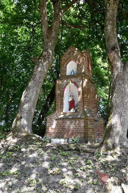 Kaborno- kapliczka w północnej części wsi, przy drodze do Klewek