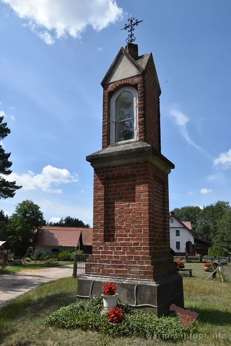 Przykop- kapliczka w południowej części wsi, przy głównej drodze