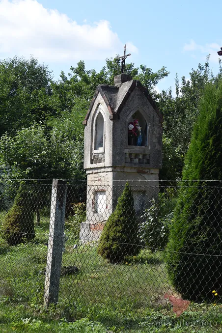 Purdka- kapliczka w północnej części wsi, przy głównej drodze