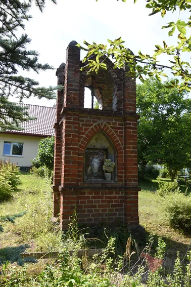 Szczęsne- kapliczka w południowej części wsi, przy drodze do Linowa