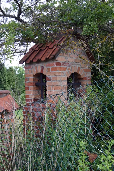 Majdy- kapliczka w centrum wsi, przy głównej drodze