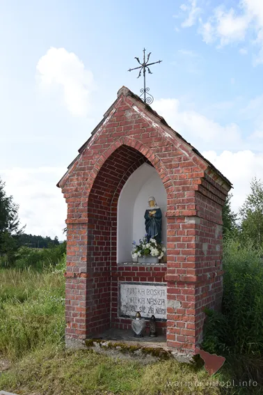 Tomaszkowo- kapliczka z wnęką we wschodniej części wsi, przy głównej drodze