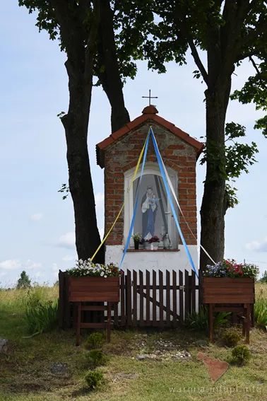 Wymój- kapliczka w północnej części wsi, przy drodze Majdy-Wymój