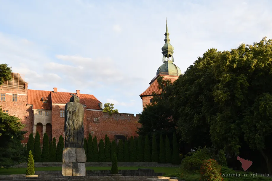 Pomnik Kopernika i wieża Radziejowskiego we Fromborku