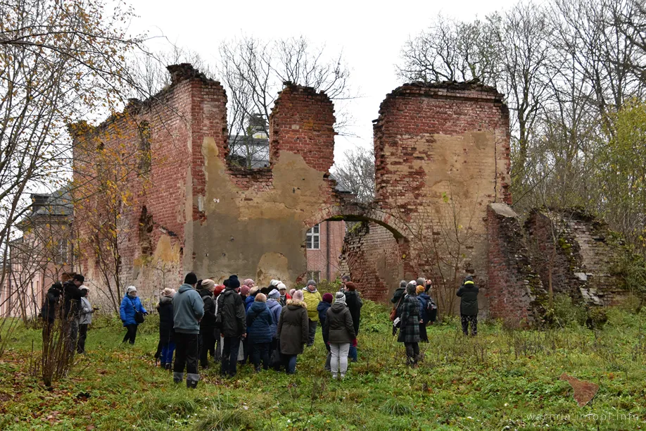 Pałac w Gładyszach i ruina dawnych stajni