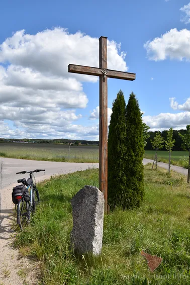 Drewniany krzyż i słupek graniczny we Wrzesinie